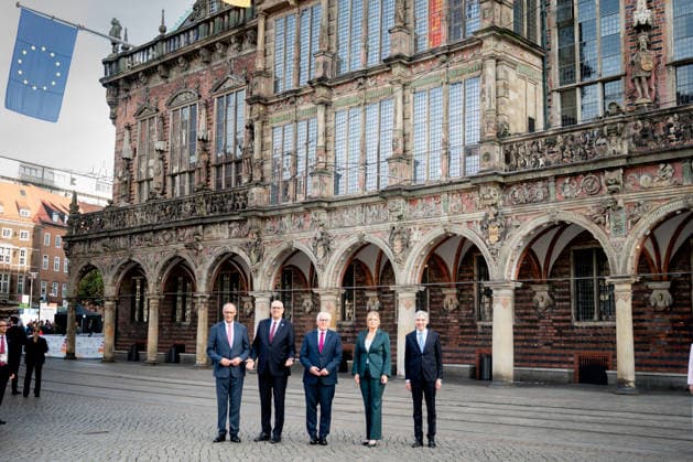 Feierlichkeiten zum Tag der Deutschen Einheit 2026 in Bremen Bundeskanzler Friedrich Merz (CDU) gemeinsam mit Andreas Bovenschulte Praesident des Bundesrates , Bundespraesident Frank-Walter Steinmeier und Bundestagspraesidentin Julia Kloeckner und Stephan Harbarth Praesident des Bundesverfassungsgerichts beim gemeinsamen Gruppenfoto auf dem Marktplatz vor dem beruehmten Rathaus in Bremen zu den Feierlichkeiten zum Tag der Deutschen Einheit 2026, Bremen, 03.10.2026 Bremen Bremen Deutschland