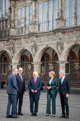 Feierlichkeiten zum Tag der Deutschen Einheit 2026 in Bremen Bundeskanzler Friedrich Merz (CDU) gemeinsam mit Andreas Bovenschulte Praesident des Bundesrates , Bundespraesident Frank-Walter Steinmeier und Bundestagspraesidentin Julia Kloeckner und Stephan Harbarth Praesident des Bundesverfassungsgerichts beim gemeinsamen Gruppenfoto auf dem Marktplatz vor dem beruehmten Rathaus in Bremen zu den Feierlichkeiten zum Tag der Deutschen Einheit 2026, Bremen, 03.10.2026 Bremen Bremen Deutschland