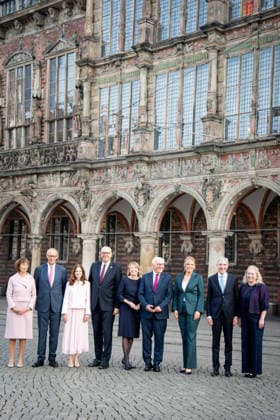 Feierlichkeiten zum Tag der Deutschen Einheit 2026 in Bremen Ehefrau Charlotte Merz gemeinsam mit Bundeskanzler Friedrich Merz (CDU), Ehefrau Kerstin Krueger, Professorin für integrierten Pflanzenschutz;und Andreas Bovenschulte Praesident des Bundesrates, Ehefrau Elke Buedenbender, Bundespraesident Frank-Walter Steinmeier, Bundestagspraesidentin Julia Kloeckner, Stephan Harbarth Praesident und Ehefrau Elke Brunnemer des Bundesverfassungsgerichts beim gemeinsamen Gruppenfoto auf dem Marktplatz in Bremen zu den Feierlichkeiten zum Tag der Deutschen Einheit 2026, Bremen, 03.10.2026 Bremen Bremen Deutschland