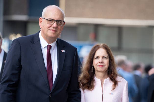 Feierlichkeiten zum Tag der Deutschen Einheit 2026 in Bremen Andreas Bovenschulte Praesident des Bundesrates gemeinsam mit Ehefrau Kerstin Krueger, Professorin fuer integrierten Pflanzenschutz bei der Begruessung der Gaeste zu den Feierlichkeiten zum Tag der Deutschen Einheit 2026 in Bremen, Bremen, 03.10.2026 Bremen Bremen Deutschland