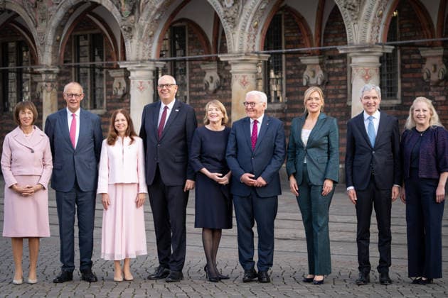 Feierlichkeiten zum Tag der Deutschen Einheit 2026 in Bremen Ehefrau Charlotte Merz gemeinsam mit Bundeskanzler Friedrich Merz (CDU), Ehefrau Kerstin Krueger, Professorin für integrierten Pflanzenschutz;und Andreas Bovenschulte Praesident des Bundesrates, Ehefrau Elke Buedenbender, Bundespraesident Frank-Walter Steinmeier, Bundestagspraesidentin Julia Kloeckner, Stephan Harbarth Praesident und Ehefrau Elke Brunnemer des Bundesverfassungsgerichts beim gemeinsamen Gruppenfoto auf dem Marktplatz vor dem Rathaus in Bremen zu den Feierlichkeiten zum Tag der Deutschen Einheit 2026, Bremen, 03.10.2026 Bremen Bremen Deutschland