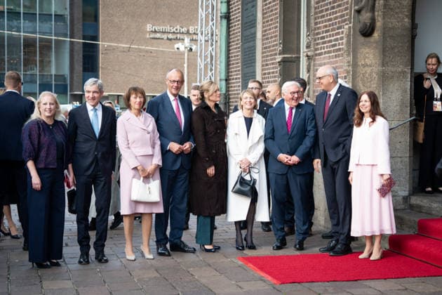 Feierlichkeiten zum Tag der Deutschen Einheit 2026 in Bremen Ehefrau Elke Brunnemer gemeinsam mit Stephan Harbarth Praesident des Bundesverfassungsgerichts, Ehefrau Charlotte Merz und Bundeskanzler Friedrich Merz (CDU) , Bundestagspraesidentin Julia Kloeckner, Ehefrau Elke Buedenbender,Bundespraesident Frank-Walter Steinmeier, Andreas Bovenschulte Praesident des Bundesrates und Ehefrau Kerstin Krueger, Professorin für integrierten Pflanzenschutz;bei ihrer Ankunft zu den Feierlichkeiten zum Tag der Deutschen Einheit 2026 in Bremen, Bremen, 03.10.2026 Bremen Bremen Deutschland