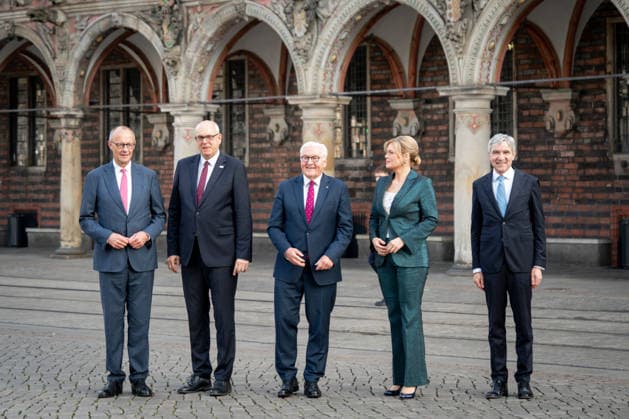 Feierlichkeiten zum Tag der Deutschen Einheit 2026 in Bremen Bundeskanzler Friedrich Merz (CDU) gemeinsam mit Andreas Bovenschulte Praesident des Bundesrates , Bundespraesident Frank-Walter Steinmeier und Bundestagspraesidentin Julia Kloeckner und Stephan Harbarth Praesident des Bundesverfassungsgerichts beim gemeinsamen Gruppenfoto auf dem Marktplatz vor dem beruehmten Rathaus in Bremen zu den Feierlichkeiten zum Tag der Deutschen Einheit 2026, Bremen, 03.10.2026 Bremen Bremen Deutschland