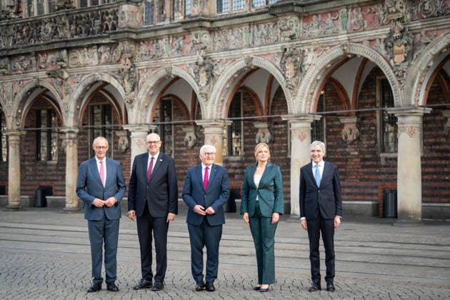 Feierlichkeiten zum Tag der Deutschen Einheit 2026 in Bremen Bundeskanzler Friedrich Merz (CDU) gemeinsam mit Andreas Bovenschulte Praesident des Bundesrates , Bundespraesident Frank-Walter Steinmeier und Bundestagspraesidentin Julia Kloeckner und Stephan Harbarth Praesident des Bundesverfassungsgerichts beim gemeinsamen Gruppenfoto auf dem Marktplatz vor dem beruehmten Rathaus in Bremen zu den Feierlichkeiten zum Tag der Deutschen Einheit 2026, Bremen, 03.10.2026 Bremen Bremen Deutschland
