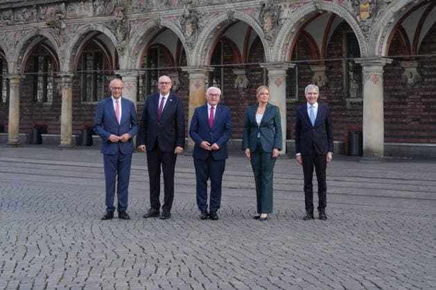 Feierlichkeiten zum Tag der Einheit in Bremen Bundeskanzler Friedrich Merz (CDU) gemeinsam mit Andreas Bovenschulte Praesident des Bundesrates , Bundespraesident Frank-Walter Steinmeier sowie Bundestagspraesidentin Julia Kloeckner und Stephan Harbarth Praesident des Bundesverfassungsgerichts beim gemeinsamen Gruppenfoto auf dem Marktplatz in Bremen zu den Feierlichkeiten zum Tag der Deutschen Einheit 2026, Bremen, 03.10.2026 Bremen Bremen Deutschland