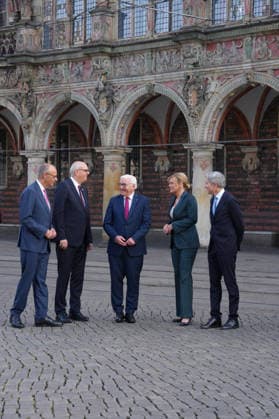 Feierlichkeiten zum Tag der Einheit in Bremen Bundeskanzler Friedrich Merz (CDU) gemeinsam mit Andreas Bovenschulte Praesident des Bundesrates , Bundespraesident Frank-Walter Steinmeier sowie Bundestagspraesidentin Julia Kloeckner und Stephan Harbarth Praesident des Bundesverfassungsgerichts beim gemeinsamen Gruppenfoto auf dem Marktplatz in Bremen zu den Feierlichkeiten zum Tag der Deutschen Einheit 2026, Bremen, 03.10.2026 Bremen Bremen Deutschland