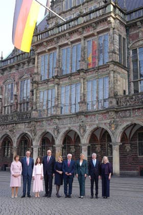 Feierlichkeiten zum Tag der Einheit in Bremen Gruppenfoto Bundeskanzler Friedrich Merz (CDU) mit Ehefrau Charlotte, gemeinsam mit Andreas Bovenschulte Praesident des Bundesrates und seiner Ehefrau Kerstin , Bundespraesident Frank-Walter Steinmeier gemeinsam mit Ehefrau Elke Buedenbender, sowie Bundestagspraesidentin Julia Kloeckner und Stephan Harbarth Praesident des Bundesverfassungsgerichts mit Ehefrau Elke Brunnemer beim gemeinsamen Gruppenfoto auf dem Marktplatz in Bremen zu den Feierlichkeiten zum Tag der Deutschen Einheit 2026, Bremen, 03.10.2026 Bremen Bremen Deutschland