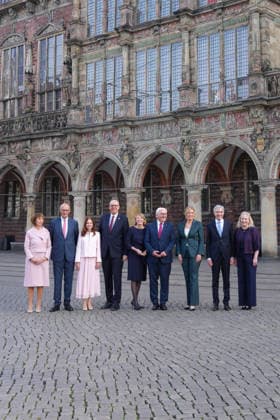 Feierlichkeiten zum Tag der Einheit in Bremen Gruppenfoto Bundeskanzler Friedrich Merz (CDU) mit Ehefrau Charlotte, gemeinsam mit Andreas Bovenschulte Praesident des Bundesrates und seiner Ehefrau Kerstin , Bundespraesident Frank-Walter Steinmeier gemeinsam mit Ehefrau Elke Buedenbender, sowie Bundestagspraesidentin Julia Kloeckner und Stephan Harbarth Praesident des Bundesverfassungsgerichts mit Ehefrau Elke Brunnemer beim gemeinsamen Gruppenfoto auf dem Marktplatz in Bremen zu den Feierlichkeiten zum Tag der Deutschen Einheit 2026, Bremen, 03.10.2026 Bremen Bremen Deutschland