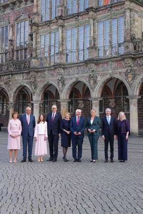 Feierlichkeiten zum Tag der Einheit in Bremen Gruppenfoto Bundeskanzler Friedrich Merz (CDU) mit Ehefrau Charlotte, gemeinsam mit Andreas Bovenschulte Praesident des Bundesrates und seiner Ehefrau Kerstin , Bundespraesident Frank-Walter Steinmeier gemeinsam mit Ehefrau Elke Buedenbender, sowie Bundestagspraesidentin Julia Kloeckner und Stephan Harbarth Praesident des Bundesverfassungsgerichts mit Ehefrau Elke Brunnemer beim gemeinsamen Gruppenfoto auf dem Marktplatz in Bremen zu den Feierlichkeiten zum Tag der Deutschen Einheit 2026, Bremen, 03.10.2026 Bremen Bremen Deutschland
