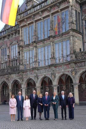 Feierlichkeiten zum Tag der Einheit in Bremen Gruppenfoto Bundeskanzler Friedrich Merz (CDU) mit Ehefrau Charlotte, gemeinsam mit Andreas Bovenschulte Praesident des Bundesrates und seiner Ehefrau Kerstin , Bundespraesident Frank-Walter Steinmeier gemeinsam mit Ehefrau Elke Buedenbender, sowie Bundestagspraesidentin Julia Kloeckner und Stephan Harbarth Praesident des Bundesverfassungsgerichts mit Ehefrau Elke Brunnemer beim gemeinsamen Gruppenfoto auf dem Marktplatz in Bremen zu den Feierlichkeiten zum Tag der Deutschen Einheit 2026, Bremen, 03.10.2026 Bremen Bremen Deutschland