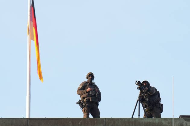 Feierlichkeiten zum Tag der Einheit in Bremen Scharfschuetzen unter einer Deutschland Fahne auf dem Dach bei den Feierlichkeiten zum Tag der Deutschen Einheit 2026 in Bremen, Bremen, 03.10.2026 Bremen Bremen Deutschland