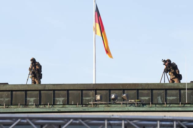 Feierlichkeiten zum Tag der Einheit in Bremen Scharfschuetzen unter einer Deutschland Fahne auf dem Dach bei den Feierlichkeiten zum Tag der Deutschen Einheit 2026 in Bremen, Bremen, 03.10.2026 Bremen Bremen Deutschland