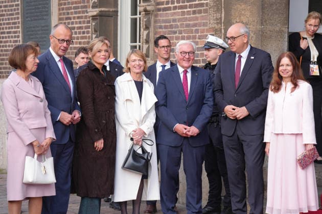 Feierlichkeiten zum Tag der Einheit in Bremen Charlotte Merz mit ihrem Mann Bundeskanzler Friedrich Merz (CDU) gemeinsam mit Bundestagspraesidentin Julia Kloeckner, Elke Buedenbender und Bundespraesident Frank-Walter Steinmeier sowie Andreas Bovenschulte Praesident des Bundesrates und Ehefrau Kerstin vor dem Rathaus bei der Ankunft zu den Feierlichkeiten zum Tag der Deutschen Einheit 2026 in Bremen, Bremen, 03.10.2026 Bremen Bremen Deutschland