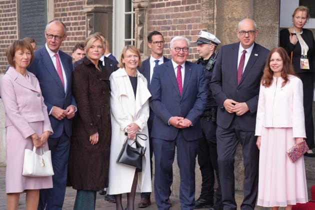 Feierlichkeiten zum Tag der Einheit in Bremen Charlotte Merz mit ihrem Mann Bundeskanzler Friedrich Merz (CDU) gemeinsam mit Bundestagspraesidentin Julia Kloeckner, Elke Buedenbender und Bundespraesident Frank-Walter Steinmeier sowie Andreas Bovenschulte Praesident des Bundesrates und Ehefrau Kerstin vor dem Rathaus bei der Ankunft zu den Feierlichkeiten zum Tag der Deutschen Einheit 2026 in Bremen, Bremen, 03.10.2026 Bremen Bremen Deutschland