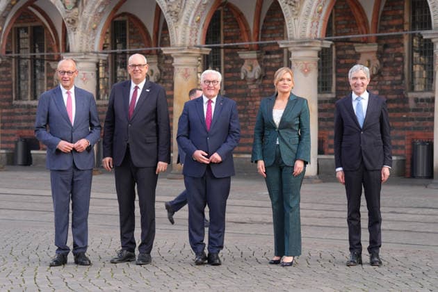 Feierlichkeiten zum Tag der Einheit in Bremen Bundeskanzler Friedrich Merz (CDU) gemeinsam mit Andreas Bovenschulte Praesident des Bundesrates , Bundespraesident Frank-Walter Steinmeier sowie Bundestagspraesidentin Julia Kloeckner und Stephan Harbarth Praesident des Bundesverfassungsgerichts beim gemeinsamen Gruppenfoto auf dem Marktplatz in Bremen zu den Feierlichkeiten zum Tag der Deutschen Einheit 2026, Bremen, 03.10.2026 Bremen Bremen Deutschland