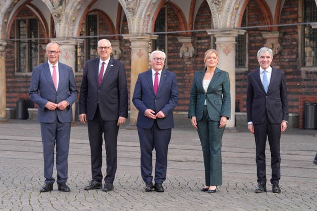 Feierlichkeiten zum Tag der Einheit in Bremen Bundeskanzler Friedrich Merz (CDU) gemeinsam mit Andreas Bovenschulte Praesident des Bundesrates , Bundespraesident Frank-Walter Steinmeier sowie Bundestagspraesidentin Julia Kloeckner und Stephan Harbarth Praesident des Bundesverfassungsgerichts beim gemeinsamen Gruppenfoto auf dem Marktplatz in Bremen zu den Feierlichkeiten zum Tag der Deutschen Einheit 2026, Bremen, 03.10.2026 Bremen Bremen Deutschland