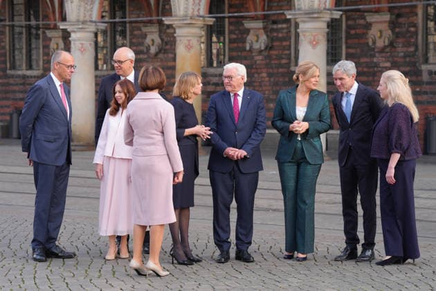 Feierlichkeiten zum Tag der Einheit in Bremen Bundeskanzler Friedrich Merz (CDU) mit Ehefrau Charlotte, gemeinsam mit Andreas Bovenschulte Praesident des Bundesrates und seiner Ehefrau Kerstin , Bundespraesident Frank-Walter Steinmeier gemeinsam mit Ehefrau Elke Buedenbender, sowie Bundestagspraesidentin Julia Kloeckner und Stephan Harbarth Praesident des Bundesverfassungsgerichts mit Ehefrau Elke Brunnemer beim gemeinsamen Gruppenfoto auf dem Marktplatz in Bremen zu den Feierlichkeiten zum Tag der Deutschen Einheit 2026, Bremen, 03.10.2026 Bremen Bremen Deutschland
