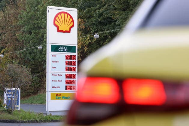Wie ist die weitere Entwicklung der Spritpreise? Die Spritpreise sind weiterhin auf sehr hohem Niveau. Seit dem 01.10.2026 gilt der sogenannte Tankrabatt. Die Bundesregierung hat die Energiesteuer auf Benzin und Diesel bis Ende Dezember gesenkt. Die Ersparnis soll bei rund 17 Cent pro Liter liegen. SHELL Tankstelle in Siegen am Morgen. Der aktuelle Preis fuer (für) Diesel, Super E10 und Super liegt weiterhin ueber (über) 2 Euro. Diesel liegt bei 2,21 Euro, Super E10 bei 2,11 Euro und Super bei 2,17 Euro. Tankstelle, Spritpreise am 03.10.2026 in Siegen Deutschland.