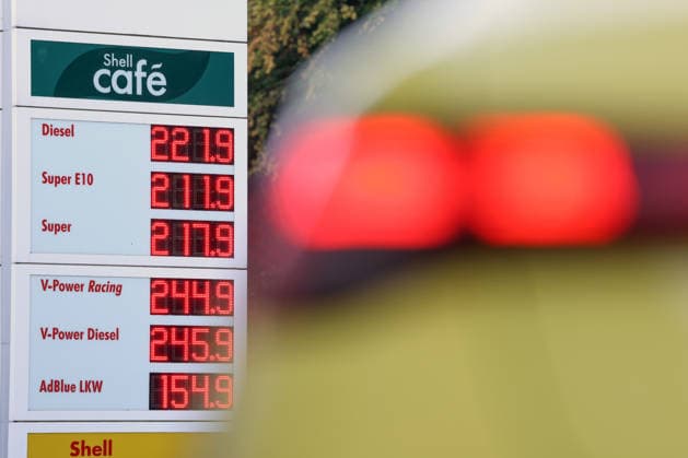 Wie ist die weitere Entwicklung der Spritpreise? Die Spritpreise sind weiterhin auf sehr hohem Niveau. Seit dem 01.10.2026 gilt der sogenannte Tankrabatt. Die Bundesregierung hat die Energiesteuer auf Benzin und Diesel bis Ende Dezember gesenkt. Die Ersparnis soll bei rund 17 Cent pro Liter liegen. SHELL Tankstelle in Siegen am Morgen. Der aktuelle Preis fuer (für) Diesel, Super E10 und Super liegt weiterhin ueber (über) 2 Euro. Diesel liegt bei 2,21 Euro, Super E10 bei 2,11 Euro und Super bei 2,17 Euro. Tankstelle, Spritpreise am 03.10.2026 in Siegen Deutschland.