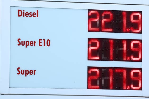 Wie ist die weitere Entwicklung der Spritpreise? Die Spritpreise sind weiterhin auf sehr hohem Niveau. Seit dem 01.10.2026 gilt der sogenannte Tankrabatt. Die Bundesregierung hat die Energiesteuer auf Benzin und Diesel bis Ende Dezember gesenkt. Die Ersparnis soll bei rund 17 Cent pro Liter liegen. SHELL Tankstelle in Siegen am Morgen. Der aktuelle Preis fuer (für) Diesel, Super E10 und Super liegt weiterhin ueber (über) 2 Euro. Diesel liegt bei 2,21 Euro, Super E10 bei 2,11 Euro und Super bei 2,17 Euro. Tankstelle, Spritpreise am 03.10.2026 in Siegen Deutschland.