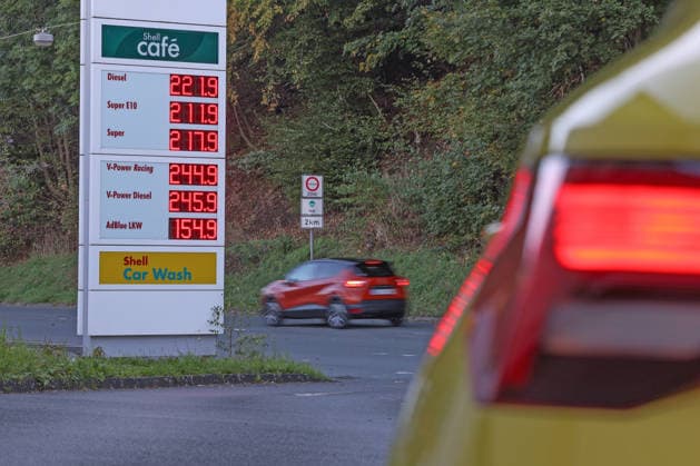 Wie ist die weitere Entwicklung der Spritpreise? Die Spritpreise sind weiterhin auf sehr hohem Niveau. Seit dem 01.10.2026 gilt der sogenannte Tankrabatt. Die Bundesregierung hat die Energiesteuer auf Benzin und Diesel bis Ende Dezember gesenkt. Die Ersparnis soll bei rund 17 Cent pro Liter liegen. SHELL Tankstelle in Siegen am Morgen. Der aktuelle Preis fuer (für) Diesel, Super E10 und Super liegt weiterhin ueber (über) 2 Euro. Diesel liegt bei 2,21 Euro, Super E10 bei 2,11 Euro und Super bei 2,17 Euro. Tankstelle, Spritpreise am 03.10.2026 in Siegen Deutschland.