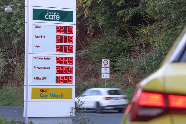 Wie ist die weitere Entwicklung der Spritpreise? Die Spritpreise sind weiterhin auf sehr hohem Niveau. Seit dem 01.10.2026 gilt der sogenannte Tankrabatt. Die Bundesregierung hat die Energiesteuer auf Benzin und Diesel bis Ende Dezember gesenkt. Die Ersparnis soll bei rund 17 Cent pro Liter liegen. SHELL Tankstelle in Siegen am Morgen. Der aktuelle Preis fuer (für) Diesel, Super E10 und Super liegt weiterhin ueber (über) 2 Euro. Diesel liegt bei 2,21 Euro, Super E10 bei 2,11 Euro und Super bei 2,17 Euro. Tankstelle, Spritpreise am 03.10.2026 in Siegen Deutschland.