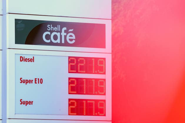 Wie ist die weitere Entwicklung der Spritpreise? Die Spritpreise sind weiterhin auf sehr hohem Niveau. Seit dem 01.10.2026 gilt der sogenannte Tankrabatt. Die Bundesregierung hat die Energiesteuer auf Benzin und Diesel bis Ende Dezember gesenkt. Die Ersparnis soll bei rund 17 Cent pro Liter liegen. SHELL Tankstelle in Siegen am Morgen. Der aktuelle Preis fuer (für) Diesel, Super E10 und Super liegt weiterhin ueber (über) 2 Euro. Diesel liegt bei 2,21 Euro, Super E10 bei 2,11 Euro und Super bei 2,17 Euro. Tankstelle, Spritpreise am 03.10.2026 in Siegen Deutschland.