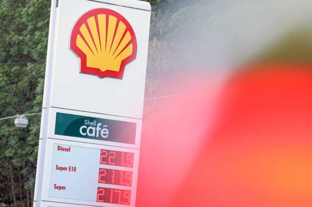 Wie ist die weitere Entwicklung der Spritpreise? Die Spritpreise sind weiterhin auf sehr hohem Niveau. Seit dem 01.10.2026 gilt der sogenannte Tankrabatt. Die Bundesregierung hat die Energiesteuer auf Benzin und Diesel bis Ende Dezember gesenkt. Die Ersparnis soll bei rund 17 Cent pro Liter liegen. SHELL Tankstelle in Siegen am Morgen. Der aktuelle Preis fuer (für) Diesel, Super E10 und Super liegt weiterhin ueber (über) 2 Euro. Diesel liegt bei 2,21 Euro, Super E10 bei 2,11 Euro und Super bei 2,17 Euro. Tankstelle, Spritpreise am 03.10.2026 in Siegen Deutschland.