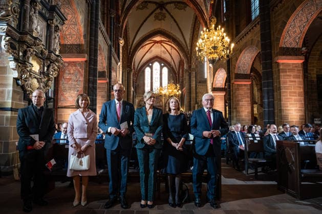 Ökumenischer Gottesdienst im Dom St. Petri Hubertus van Megen, Apostolischer Nuntius in Deutschland, Charlotte Merz, Ehefrau von Friedrich Merz, Friedrich Merz, Bundeskanzler, Julia Klöckner, Bundestagspräsidentin, Elke Büdenbinder, Ehefrau von Frank-Walter Steinmeier, Frank-Walter Steinmeier, Bundespräsident (1. Reihe von links);Offizielle zentrale Feierlichkeiten zum Tag der Deutschen Einheit 2026 in Bremen, Bremen Bremen Deutschland Innenstadt