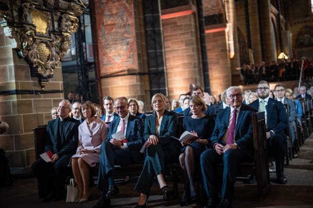 Ökumenischer Gottesdienst im Dom St. Petri Hubertus van Megen, Apostolischer Nuntius in Deutschland, Charlotte Merz, Ehefrau von Friedrich Merz, Friedrich Merz, Bundeskanzler, Julia Klöckner, Bundestagspräsidentin, Elke Büdenbinder, Ehefrau von Frank-Walter Steinmeier, Frank-Walter Steinmeier, Bundespräsident (1. Reihe von links);Offizielle zentrale Feierlichkeiten zum Tag der Deutschen Einheit 2026 in Bremen, Bremen Bremen Deutschland Innenstadt