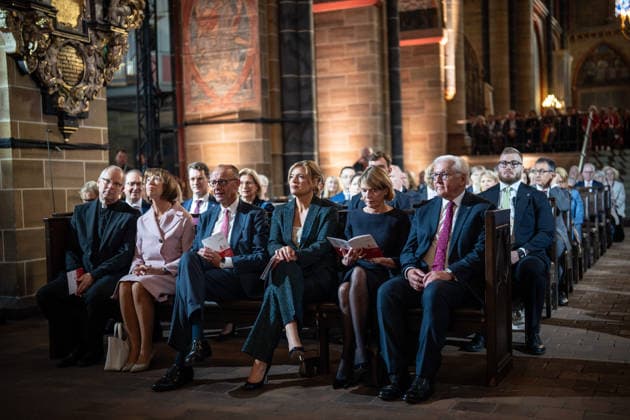 Ökumenischer Gottesdienst im Dom St. Petri Hubertus van Megen, Apostolischer Nuntius in Deutschland, Charlotte Merz, Ehefrau von Friedrich Merz, Friedrich Merz, Bundeskanzler, Julia Klöckner, Bundestagspräsidentin, Elke Büdenbinder, Ehefrau von Frank-Walter Steinmeier, Frank-Walter Steinmeier, Bundespräsident (1. Reihe von links);Offizielle zentrale Feierlichkeiten zum Tag der Deutschen Einheit 2026 in Bremen, Bremen Bremen Deutschland Innenstadt