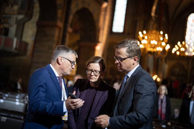 Ökumenischer Gottesdienst im Dom St. Petri Carsten Linnemann, Bundesgesundheitsminister, im Gespräch mit Regierungssprecher Stefan Kornelius, mit Mira Schlüter, Büroleiterin Carsten Linnemann;Offizielle zentrale Feierlichkeiten zum Tag der Deutschen Einheit 2026 in Bremen, Bremen Bremen Deutschland Innenstadt