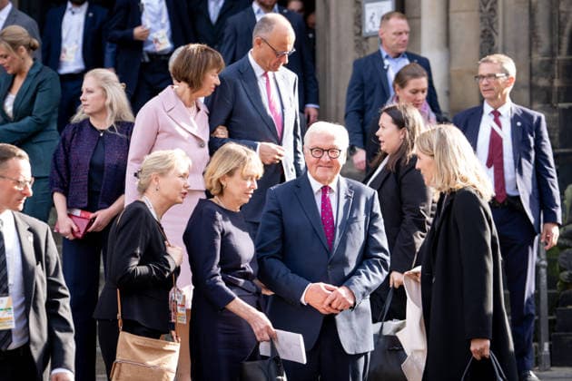 Feierlichkeiten zum Tag der Deutschen Einheit 2026 in Bremen Bundespraesident Frank-Walter Steinmeier gemeinsam mit Ehefrau Elke Buedenbender sowie Bundeskanzler Friedrich Merz (CDU) und Ehefrau Charlotte Merz dahinter beim Austritt aus dem St. Petri Dom nach dem oekomenischen Gottesdienst zum Tag der Deutschen Einheit 2026 in Bremen, Bremen, 03.10.2026 Bremen Bremen Deutschland