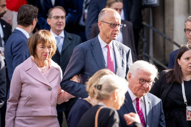 Feierlichkeiten zum Tag der Deutschen Einheit 2026 in Bremen Bundeskanzler Friedrich Merz (CDU) gemeinsam mit Ehefrau Charlotte Merz und Bundespraesident Frank-Walter Steinmeier im Vordergrund beim Austritt aus dem St. Petri Dom nach dem oekomenischen Gottesdienst zum Tag der Deutschen Einheit 2026 in Bremen, Bremen, 03.10.2026 Bremen Bremen Deutschland
