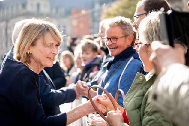 Feierlichkeiten zum Tag der Deutschen Einheit 2026 in Bremen Buedenbender Ehefrau des Bundespraesidenten begruesst freudiger Buerger und Besucher des Fest zum 3. Oktober 2026 im Anschluss an den oekomenischen Gottesdienst im St. Petri Dom , Bremen, 03.10.2026 Bremen Bremen Deutschland