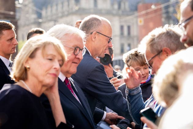 Feierlichkeiten zum Tag der Deutschen Einheit 2026 in Bremen Buedenbender Ehefrau des Bundespraesidenten gemeinsam mit Bundespraesident Frank-Walter Steinmeier und Bundeskanzler Friedrich Merz (CDU) begruesst begeisterte Buergerinnen und Buerger und Besucher des Fest zum 3. Oktober 2026 im Anschluss an den oekomenischen Gottesdienst im St. Petri Dom , Bremen, 03.10.2026 Bremen Bremen Deutschland