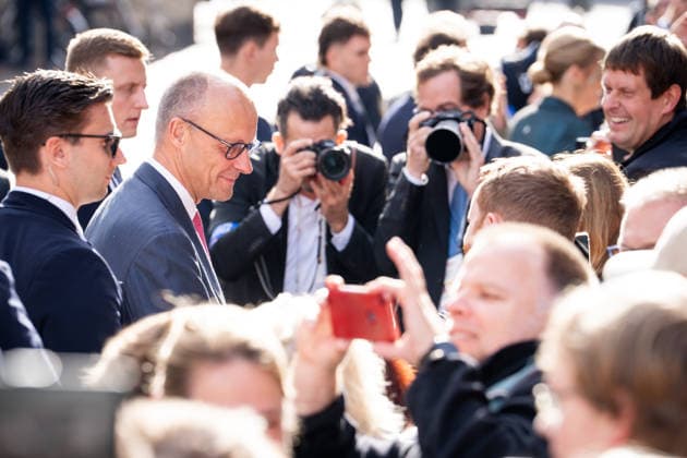 Feierlichkeiten zum Tag der Deutschen Einheit 2026 in Bremen Bundeskanzler Friedrich Merz (CDU) begruesst und spricht mit Buergerinnen und Buerger im Rahmen des Fest zum 3. Oktober 2026 im Anschluss an den oekomenischen Gottesdienst im St. Petri Dom , Bremen, 03.10.2026 Bremen Bremen Deutschland
