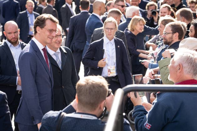Feierlichkeiten zum Tag der Deutschen Einheit 2026 in Bremen Hendrik Wuest (CDU) Ministerpraesident von Nordrhein-Westfalen und Alexander Dobrindt, Bundesminister des Innern begruessen gemeinsam die Buergerinnen und Buerger im Rahmen des Fest zum 3. Oktober 2026 im Anschluss an den oekomenischen Gottesdienst im St. Petri Dom , Bremen, 03.10.2026 Bremen Bremen Deutschland
