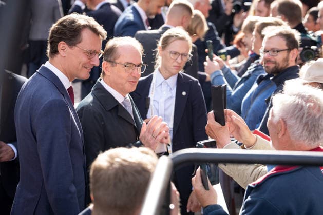 Feierlichkeiten zum Tag der Deutschen Einheit 2026 in Bremen Hendrik Wuest (CDU) Ministerpraesident von Nordrhein-Westfalen und Alexander Dobrindt, Bundesminister des Innern begruessen gemeinsam die Buergerinnen und Buerger im Rahmen des Fest zum 3. Oktober 2026 im Anschluss an den oekomenischen Gottesdienst im St. Petri Dom , Bremen, 03.10.2026 Bremen Bremen Deutschland