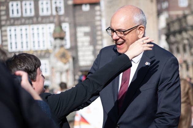 Feierlichkeiten zum Tag der Deutschen Einheit 2026 in Bremen Andreas Bovenschulte (SPD) Praesident des Senats und Buergermeister von Bremen gut gelaunt auf dem Fest zum 3. Oktober 2026 im Anschluss an den oekomenischen Gottesdienst im St. Petri Dom und begruesst Buergerinnen und Buerger , Bremen, 03.10.2026 Bremen Bremen Deutschland