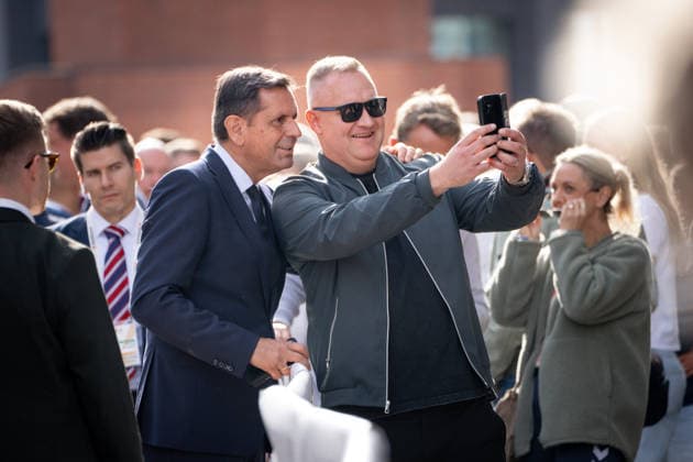 Feierlichkeiten zum Tag der Deutschen Einheit 2026 in Bremen Olaf Lies (SPD) Ministerpraesident von Niedersachsen begruesst die Buergerinnen und Buerger und spicht mit ihnen im Rahmen des Fest zum 3. Oktober 2026 im Anschluss an den oekomenischen Gottesdienst im St. Petri Dom , Bremen, 03.10.2026 Bremen Bremen Deutschland