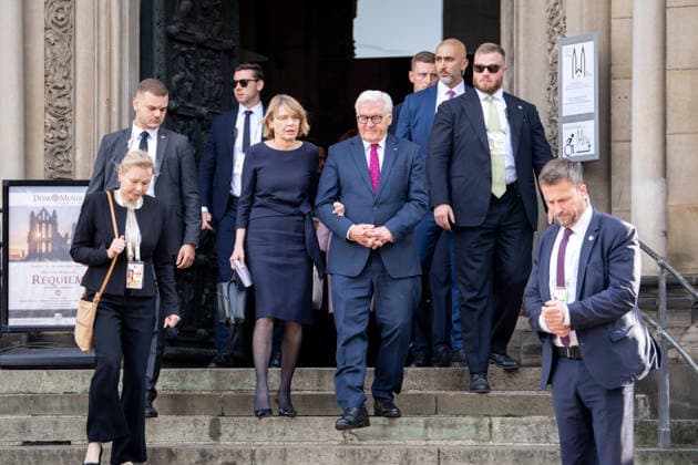 Feierlichkeiten zum Tag der Deutschen Einheit 2026 in Bremen Bundespraesident Frank-Walter Steinmeier gemeinsam mit Ehefrau Elke Buedenbender beim Austritt aus dem St. Petri Dom nach dem oekomenischen Gottesdienst zum Tag der Deutschen Einheit 2026 in Bremen, Bremen, 03.10.2026 Bremen Bremen Deutschland
