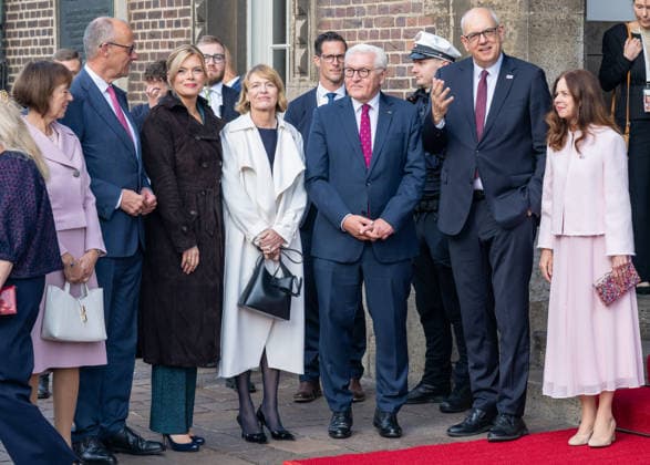 Feiern Tag der Dt. Einheit in Bremen - Feierlichkeiten zum Tag der Deutschen Einheit 2026, Bremen, 03.10.2026 Bremen Bremen, Deutschland, 03.10.26: Feiern Tag der Dt. Einheit in Bremen im Marktplatz, Rathaus am 03.10.2026 in Bremen, Deutschland. (Foto von Axel Kaste) Bundeskanzler Friedrich Merz (CDU) mit Ehefrau Charlotte, gemeinsam mit Andreas Bovenschulte Praesident des Bundesrates, Bremer Bürgermeister und seiner Ehefrau Kerstin, Bundespraesident Frank-Walter Steinmeier gemeinsam mit Ehefrau Elke Buedenbender, sowie Bundestagspraesidentin Julia Kloeckner und Stephan Harbarth Praesident des Bundesverfassungsgerichts mit Ehefrau Elke Brunnemer beim gemeinsamen Gruppenfoto auf dem Marktplatz in Bremen zu den Bremen Deutschland Bremen Ma Tag d. Dt. Einheit 3.10.26 LR-1049