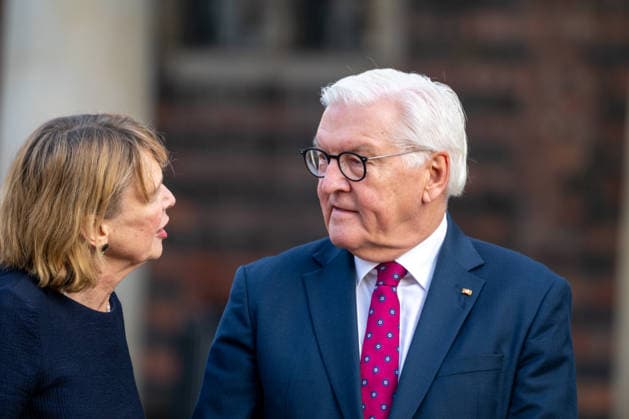 Feiern Tag der Dt. Einheit in Bremen - Feierlichkeiten zum Tag der Deutschen Einheit 2026, Bremen, 03.10.2026 Bremen Bremen, Deutschland, 03.10.26: Feiern Tag der Dt. Einheit in Bremen im Marktplatz, Rathaus am 03.10.2026 in Bremen, Deutschland. (Foto von Axel Kaste) undespraesident Frank-Walter Steinmeier gemeinsam mit Ehefrau Elke Buedenbender Bremen Marktplatz, Rathaus Freie Hansestadt Bremen Deutschland