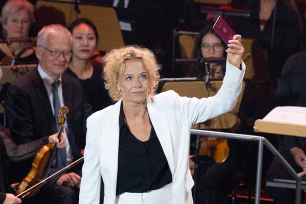 Festakt zum Tag der deutschen Einheit in Bremen Schauspielerin Katja Riemann zeigt ihren deutschen Pass bei der Veranstaltung beim Festakt zum Tag der Deutschen Einheit in der Glocke, Bremen, 03.10.2026 Bremen Bremen Deutschland