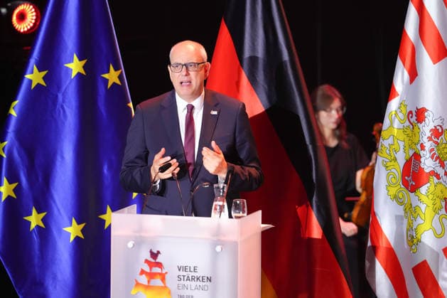 Festakt zum Tag der deutschen Einheit in Bremen Andreas Bovenschulte Praesident des Bundesrates und Buergermeister von Bremen im Portrai mit Gestik bei seiner Rede beim Festakt zum Tag der Deutschen Einheit in der Glocke, Bremen, 03.10.2026 Bremen Bremen Deutschland