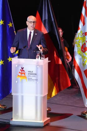 Festakt zum Tag der deutschen Einheit in Bremen Andreas Bovenschulte Praesident des Bundesrates und Buergermeister von BRemen bei seiner Rede beim Festakt zum Tag der Deutschen Einheit in der Glocke, Bremen, 03.10.2026 Bremen Bremen Deutschland
