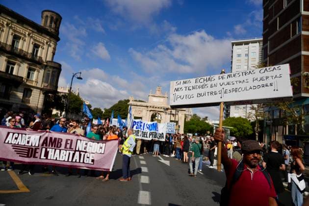 Protest organized by the Valencia Tenants Union: A large crowd gathered during a protest organized by the Valencia Tenants Union on October 3, 2026, in Valencia, Valencian Community, Spain. The union organized the march to demand changes in housing policies and greater protection for renters. Prime Minister Pedro Sánchez will spend the next few hours analyzing what happened yesterday, Friday, in Congress following the rejection of the two royal decrees on housing and will be monitoring the public reaction in the streets to decide whether to ultimately call early general elections. OCTOBER 3, 2026 Valencia, Valencian Community Valencia, Valencian Community, Spain Copyright: xEduardoxManzanax 7817156