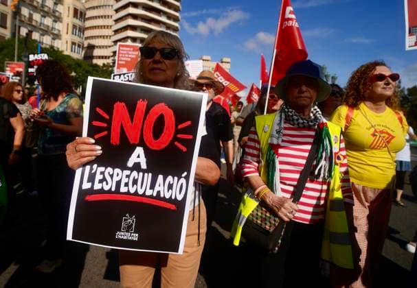 Protest organized by the Valencia Tenants Union: A large crowd gathered during a protest organized by the Valencia Tenants Union on October 3, 2026, in Valencia, Valencian Community, Spain. The union organized the march to demand changes in housing policies and greater protection for renters. Prime Minister Pedro Sánchez will spend the next few hours analyzing what happened yesterday, Friday, in Congress following the rejection of the two royal decrees on housing and will be monitoring the public reaction in the streets to decide whether to ultimately call early general elections. OCTOBER 3, 2026 Valencia, Valencian Community Valencia, Valencian Community, Spain Copyright: xEduardoxManzanax 7817168