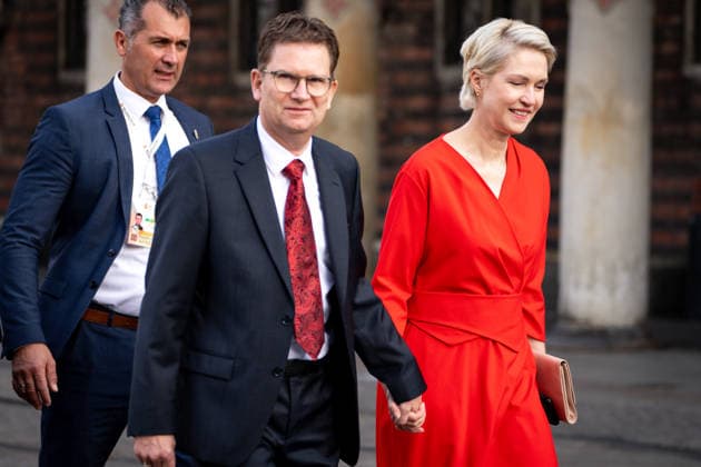 Feierlichkeiten zum Tag der Deutschen Einheit 2026 in Bremen Manuela Schwesig (SPD) Ministerpraesident von Mecklenburg-Vorpommern gemeinsam Ehemann Stefan Schwesig. Haendchen haltend auf dem Weg zum Gottesdient im Rahmen der Feierlichkeiten zum Tag der Deutschen Einheit 2026, Bremen, 03.10.2026 Bremen Bremen Deutschland